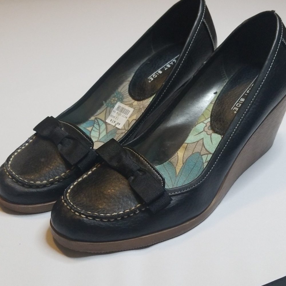 Black wedges with bows